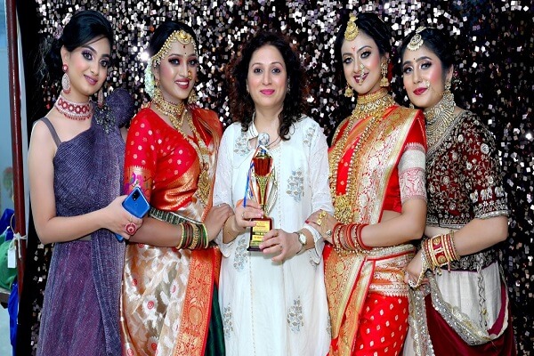 Reason to Choose Vaishnavi Studio - Live Bridal Event Winning Group Photo